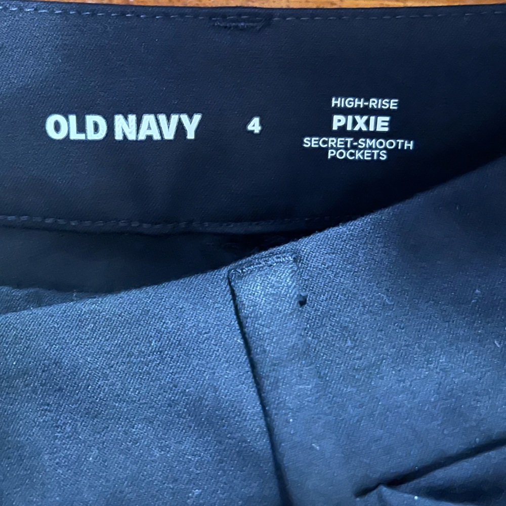 Old Navy Women’s High-Rise Pixie Pants - Black